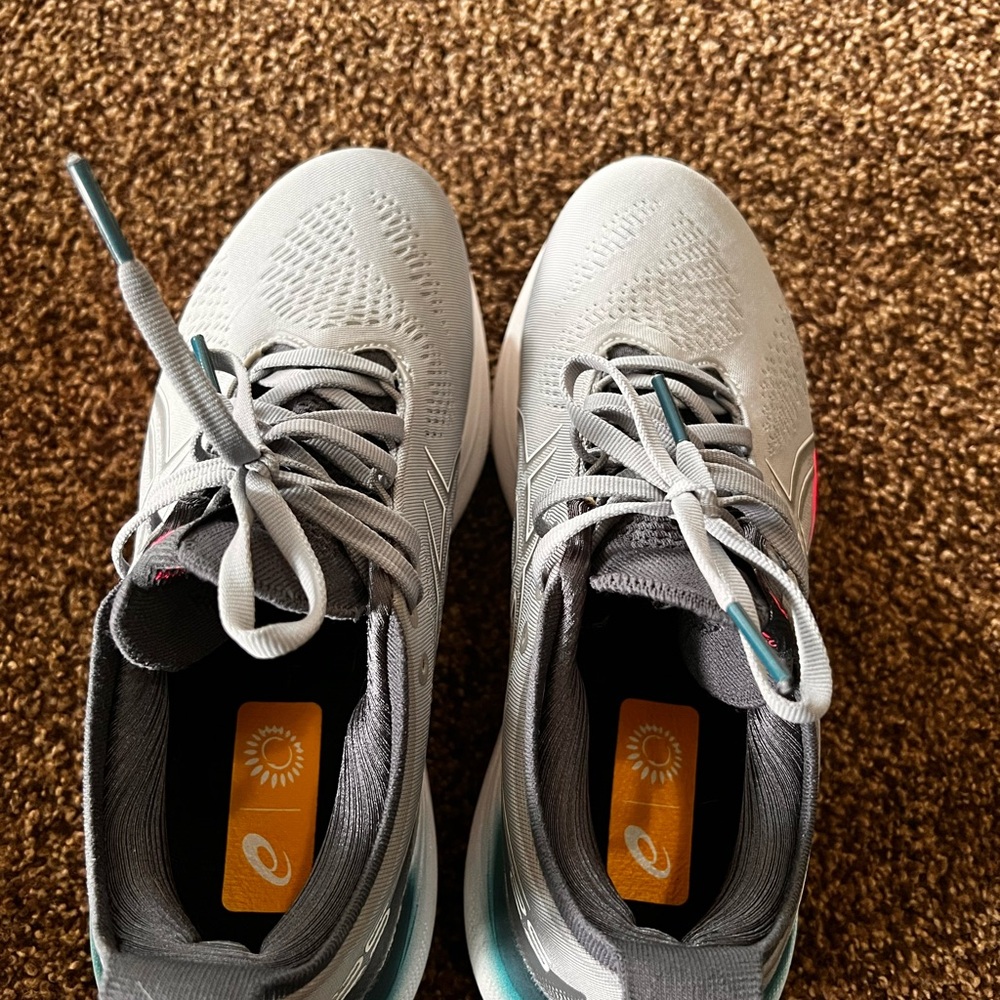 Asics Gel Nimbus 25 size 8W- like new! - Picture 4 of 7